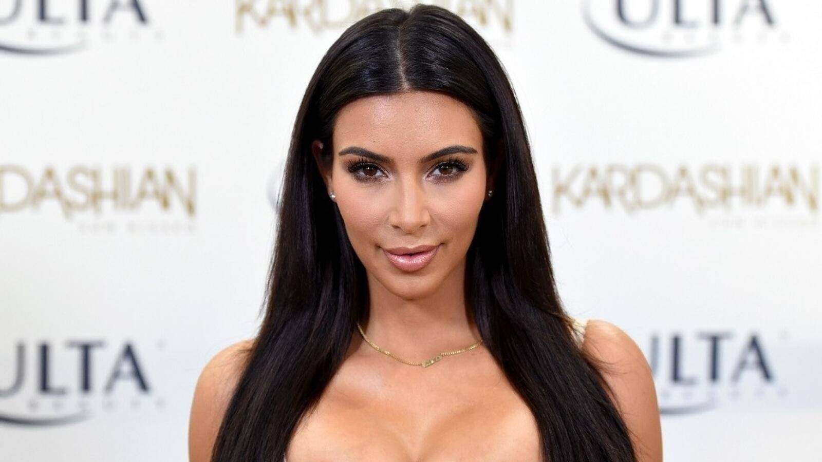 كيم كاردشيان تظهر بإطلالة غريبة (صور)