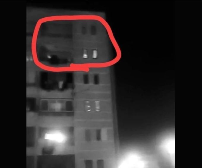 سقطت الطفلتان من الطابق السادس فلحقت بهما الأم