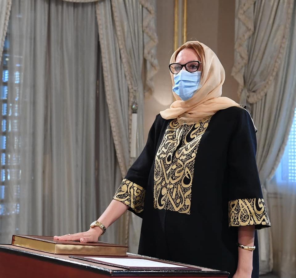 بدلة السفيرة مطرّزة ببيت لشاعر فلسطيني شهير