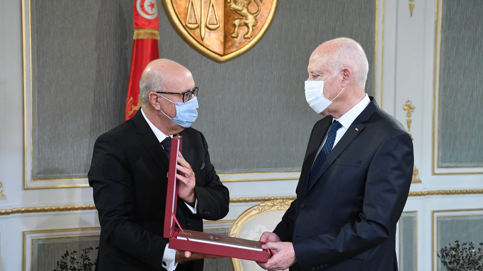 قيس سعيّد يبحث مع مروان العباسي التصورات الممكنة للخروج من الأزمة (فيديو)