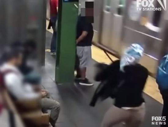 شاهد الفيديو/ امرأة تدفع بأخرى باتجاه القطار