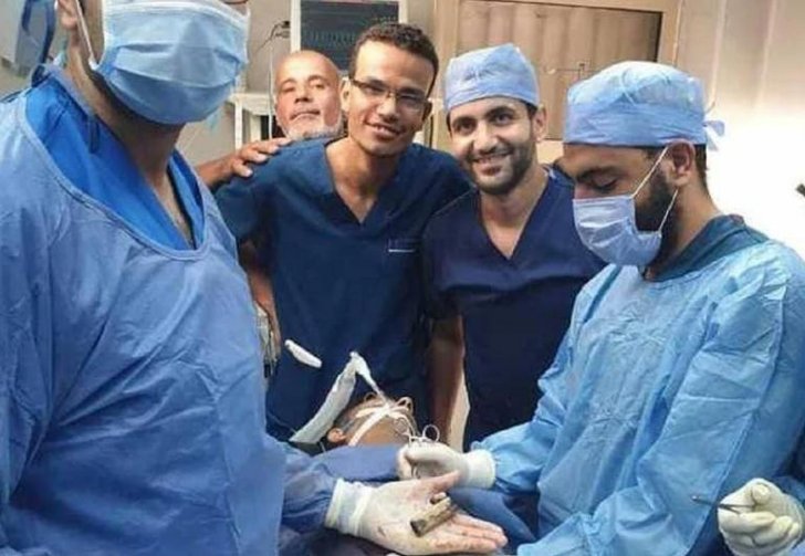 استخراج هاتف من معدة مريض ابتلعه منذ 6 أشهر (صور)