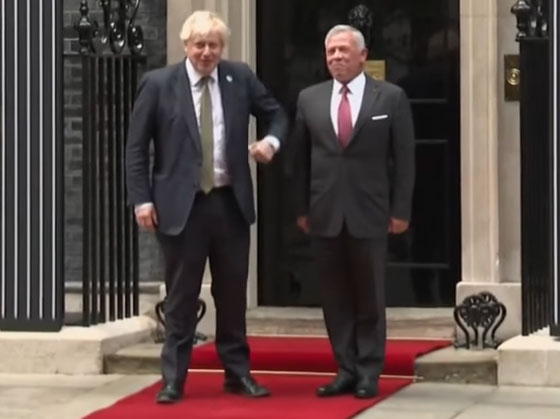 شاهد الفيديو/ ملك الأردن في موقف محرج بسبب كورونا شاهد الفيديو/ ملك الأردن في موقف محرج بسبب كورونا