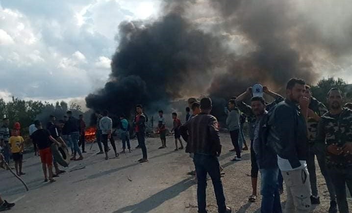 أهالي المفقودين في حادثة غرق مركب يغلقون الطريق