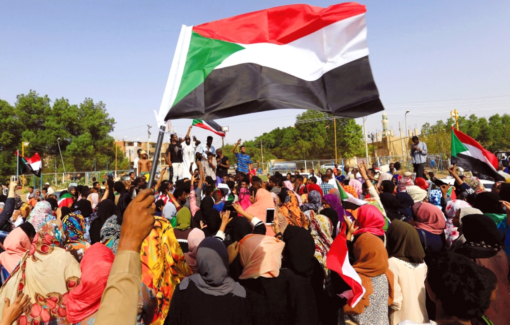 بعد يوم من الانقلاب/ حل النقابات والاتحادات المهنية في السودان