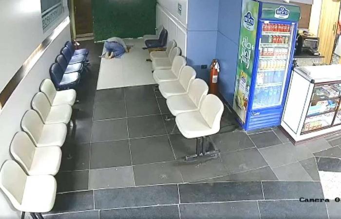 وفاة شاب أثناء الصلاة في مقر عمله (فيديو)