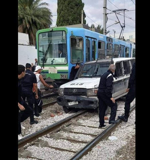 سيارة الشرطة تعلق بسكة المترو (صور)