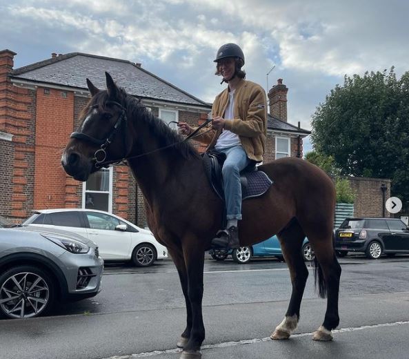 شاهد الفيديو/ بريطاني يستفز أصحاب السيارات في محطة للبنزين