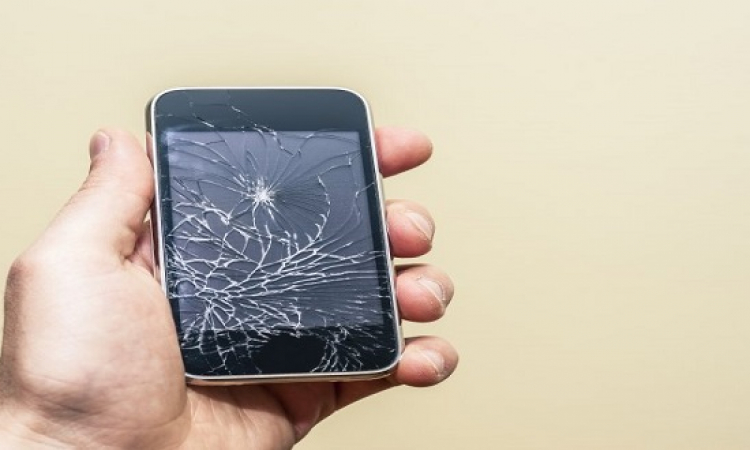 باستطاعتك أن ترمي هاتفك المحمول كما تشاء فالعلماء طوروا شاشات “تشفى لوحدها”