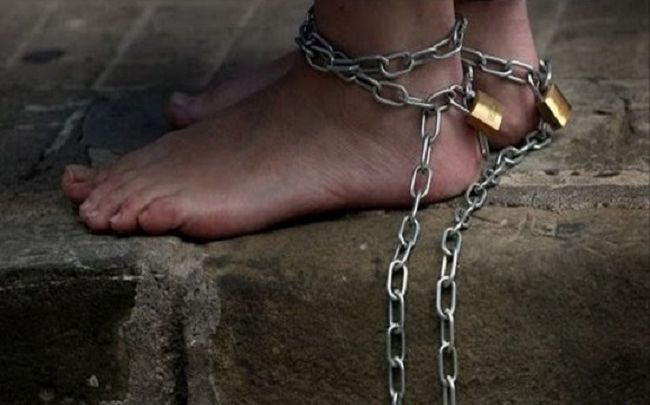 أب يحتجز ابنته في منزل مهجور ويقيدها بالسلاسل لمدّة 3 سنوات