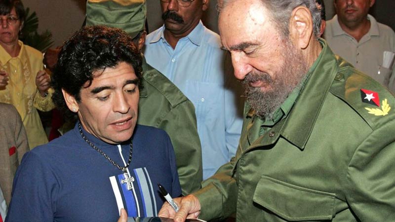 من بينها رسالة من كاسترو/ مزاد لبيع بعض متعلقات مارادونا