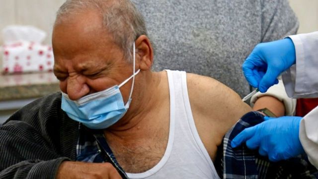 دولة عربية تمنع الموظفين غير الملقحين من الدخول إلى مكان عملهم