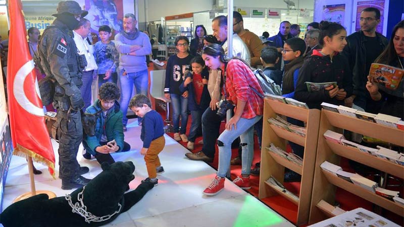 استنكار سحب أعوان الأمن والناب “فريتس” من معرض الكتاب ومطالب بتدخل الرئيس