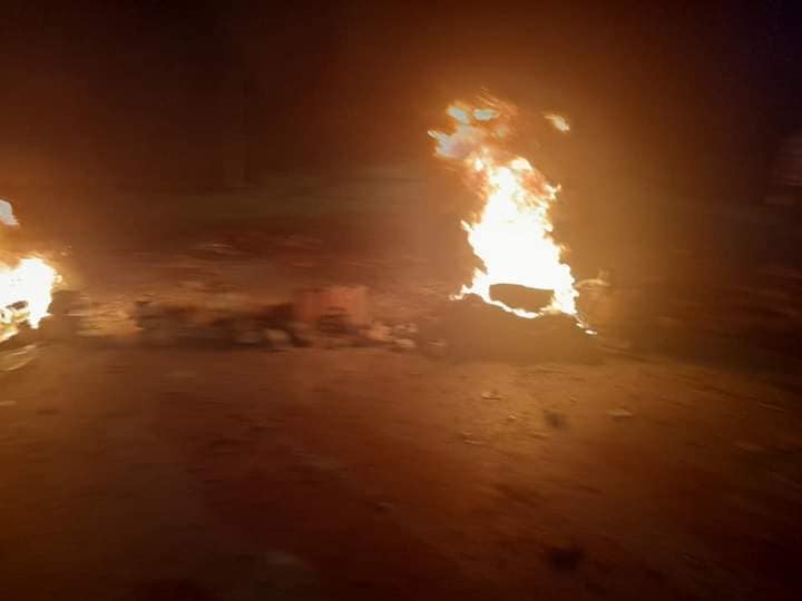 صور/ محتجّو عقارب يواصلون إغلاق الطريق الوطنية عدد 14