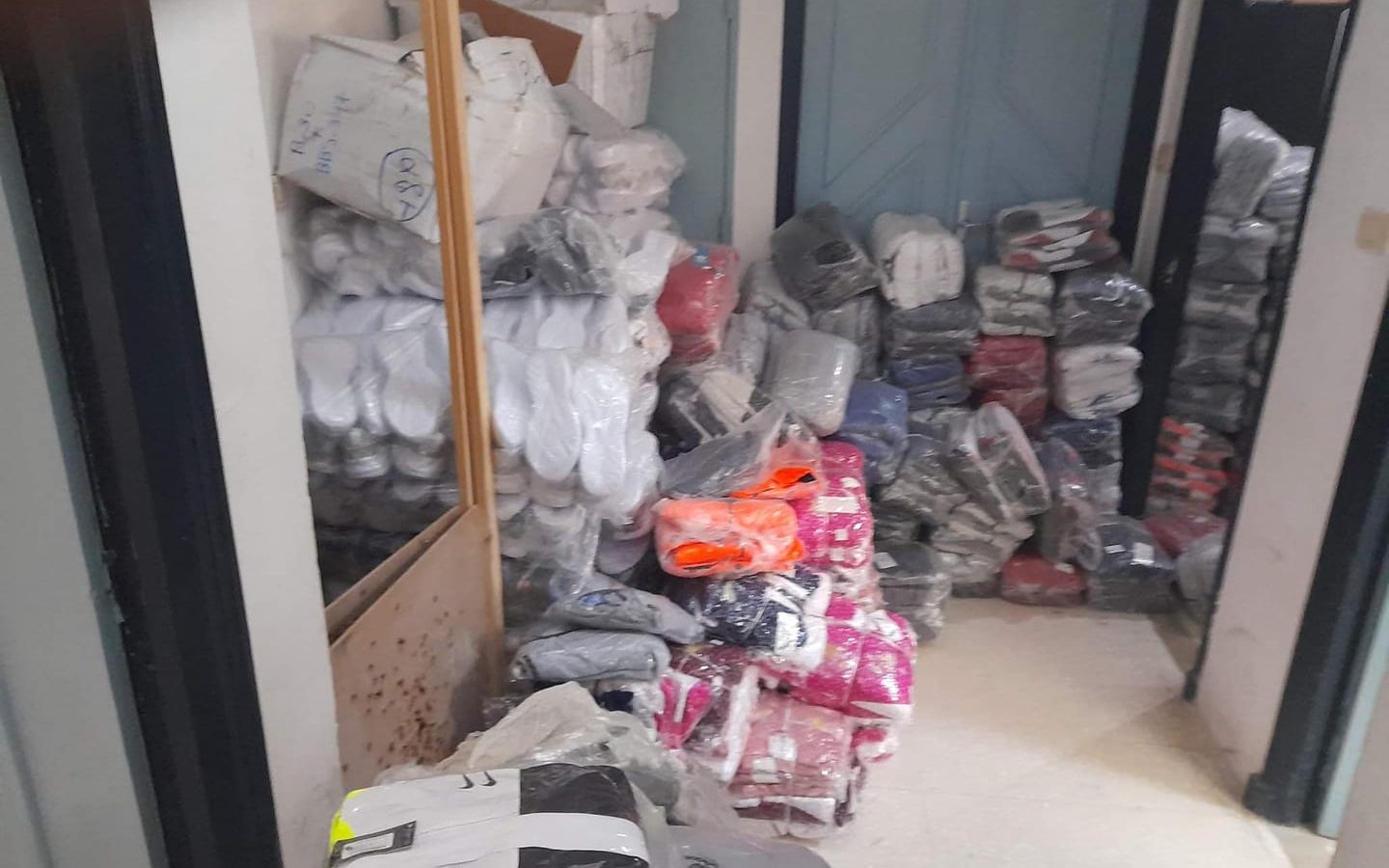 سليانة/ حجز ملابس مهربة بقيمة 296 ألف دينار سليانة/ حجز ملابس مهربة بقيمة 296 ألف دينار