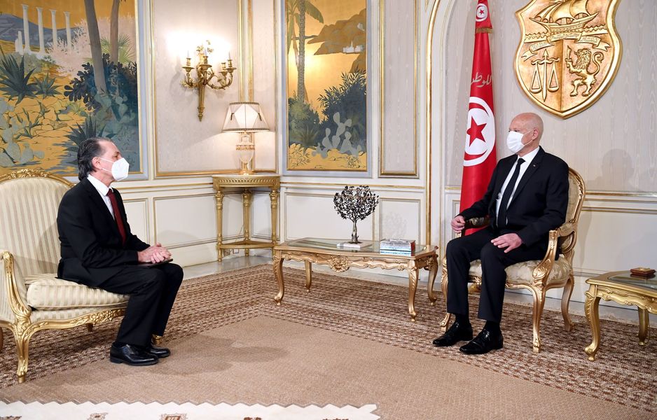 قيس سعيد يلتقي بسفير جمهورية كوبا (فيديو) قيس سعيد يلتقي بسفير جمهورية كوبا (فيديو)