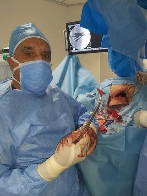 طعن المؤذن بقصور الساف/ نجاح عملية استئصال رأس السكين من العمود الفقري (صور)