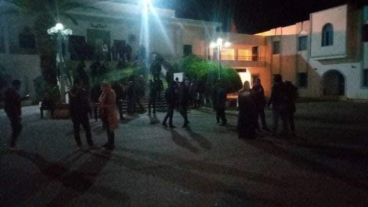 بعد قفصة/ أعضاء تنسيقيّة الانتداب حقّي يقتحمون مقر ولاية القصرين (صور)