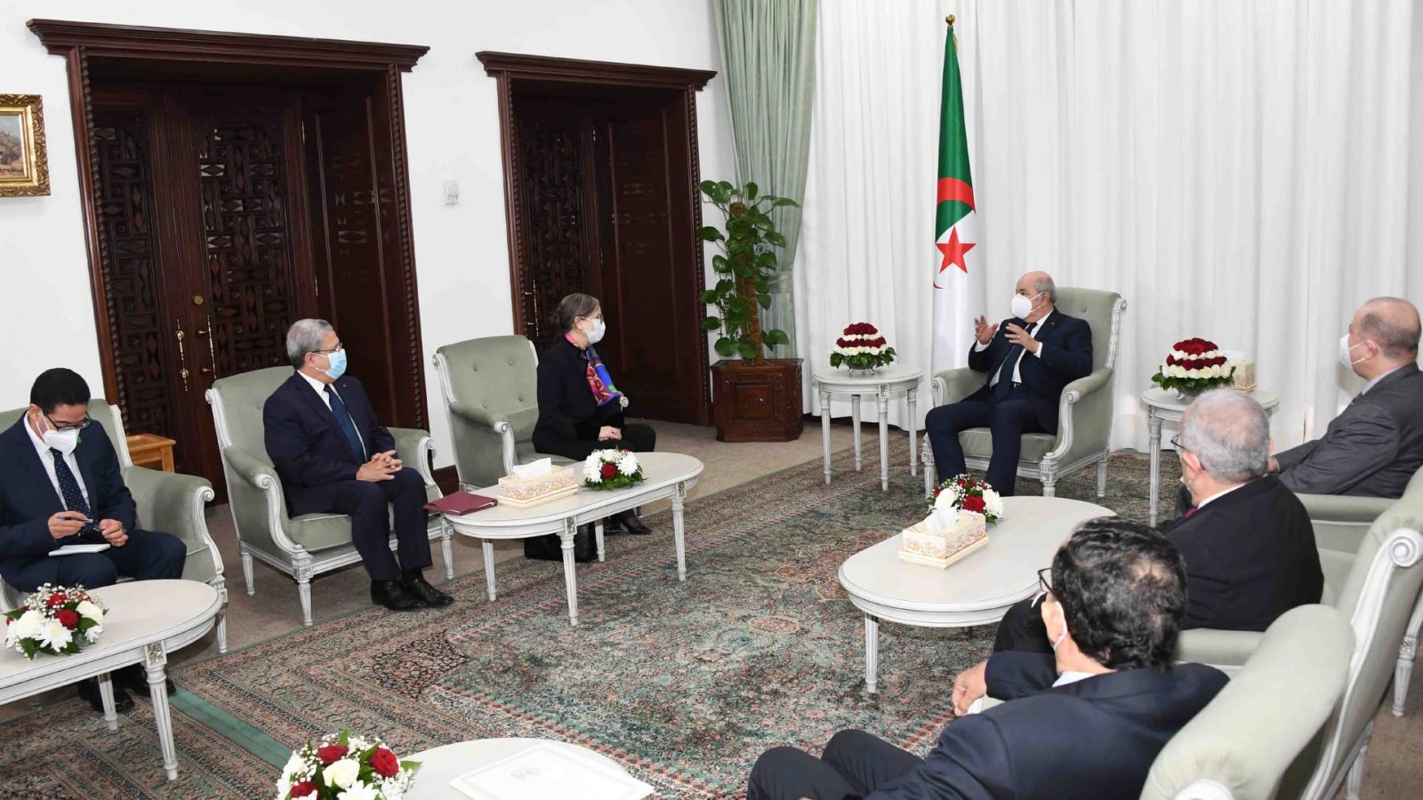 الرئيس الجزائري يلتقي برئيسة الحكومة الرئيس الجزائري يلتقي برئيسة الحكومة