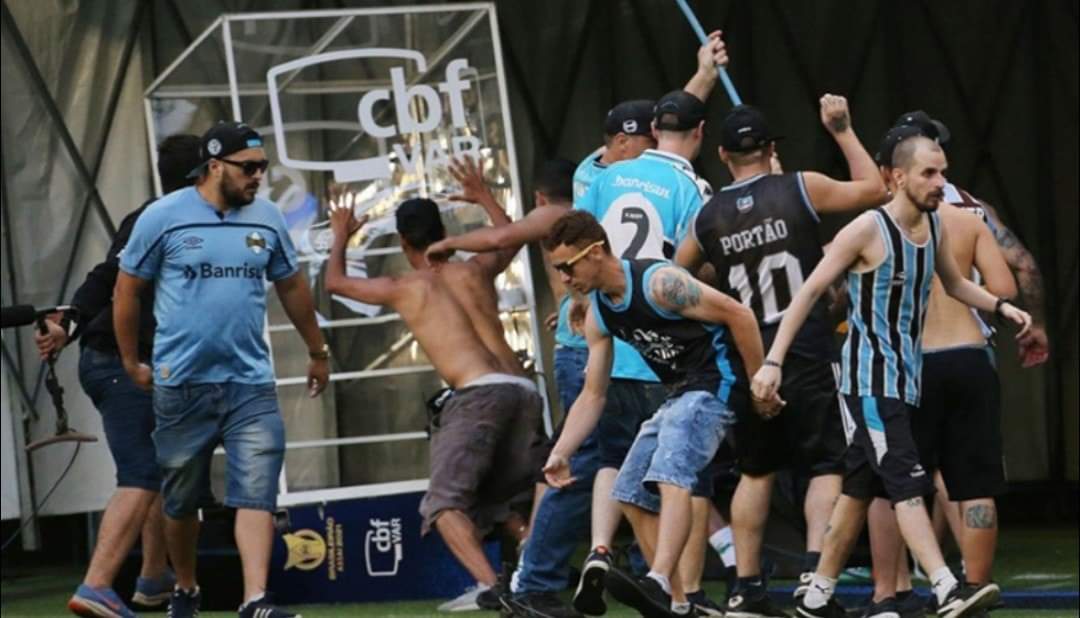 بسبب إلغاء هدف / جماهير غريميو البرازيلي تقتحم الملعب وتقوم بتهشيم تقنية الفيديو