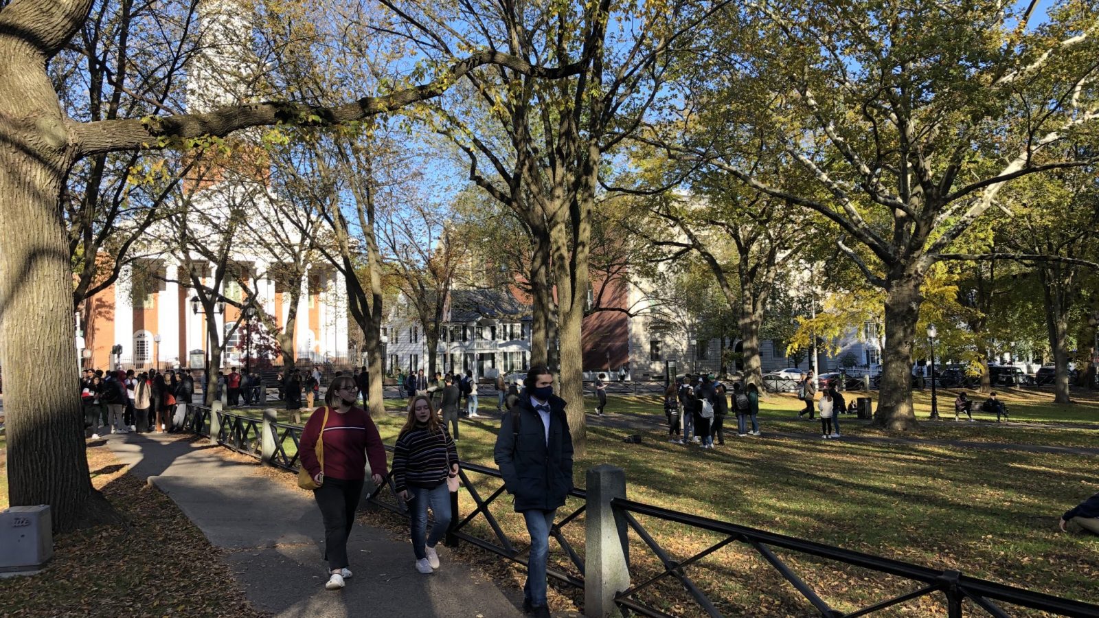 إخلاء مباني جامعة أمريكية بعد بلاغ بزرع 40 قنبلة حولها (فيديو)