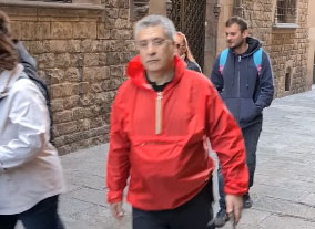 شاهد الفيديو/ نبيل القروي يتجول في شوارع برشلونة