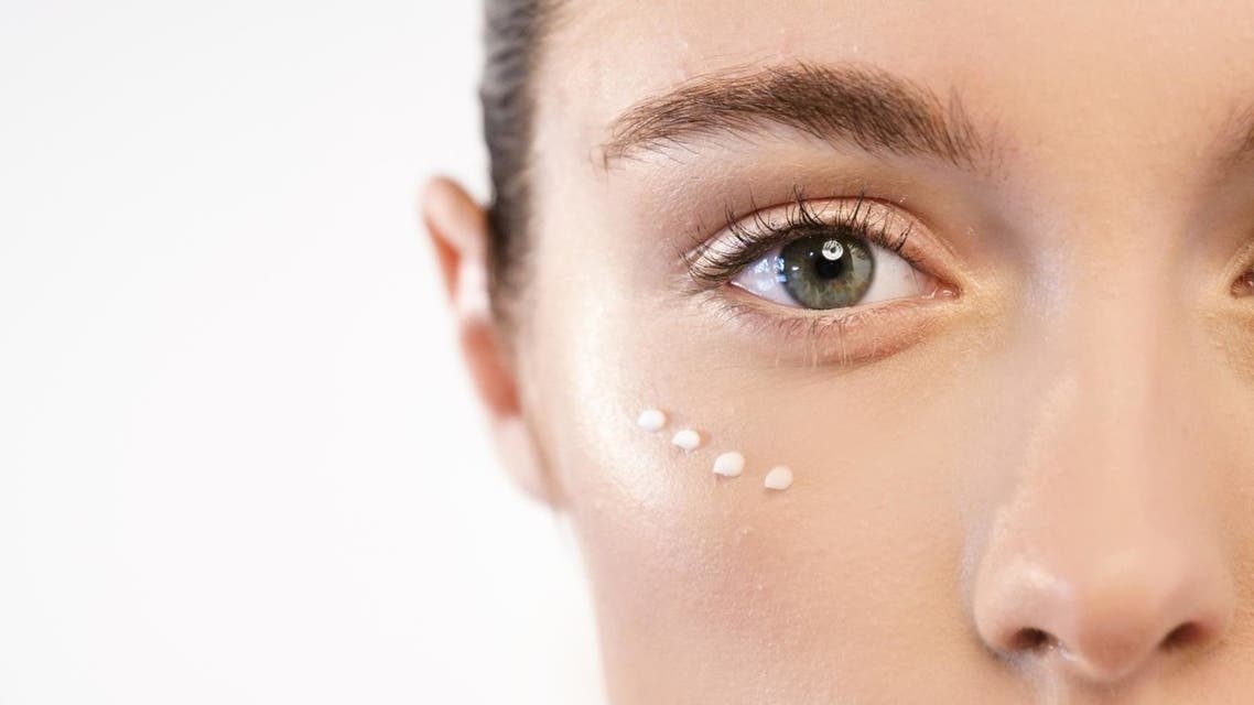 أخطاء من الضروري تجنّبها عند العناية بمحيط العينين