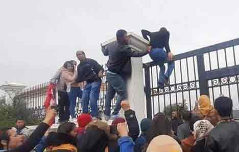 محتجون يقتحمون مقر الولاية بسيدي بوزيد