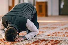 شاهد الفيديو/ لحظة وفاة رجل أثناء أداء صلاة المغرب