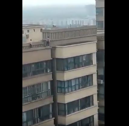 فيديو يحبس الأنفاس/ طفل يقفز بين عمارتين من 22 طابقا