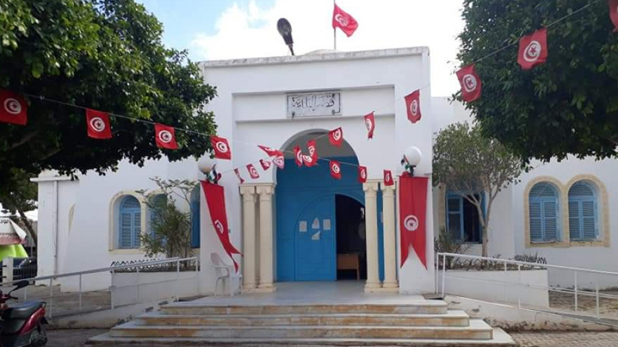 في احدى البلديات/ خرطوشة حبر وحزمة ورق للحصول على معلومة (وثيقة)