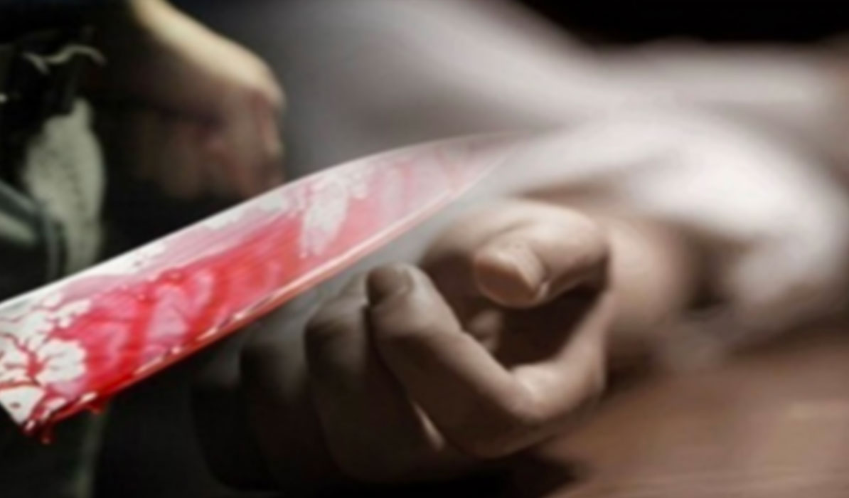 يذبح ابنته ذات الـ 5 سنوات بدم بارد في الشارع! يذبح ابنته ذات الـ 5 سنوات بدم بارد في الشارع!