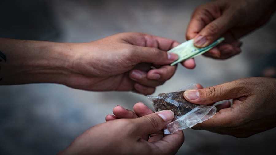 أستاذ الثانوي متهم بترويج المخدرات.. مندوبة التربية على الخط