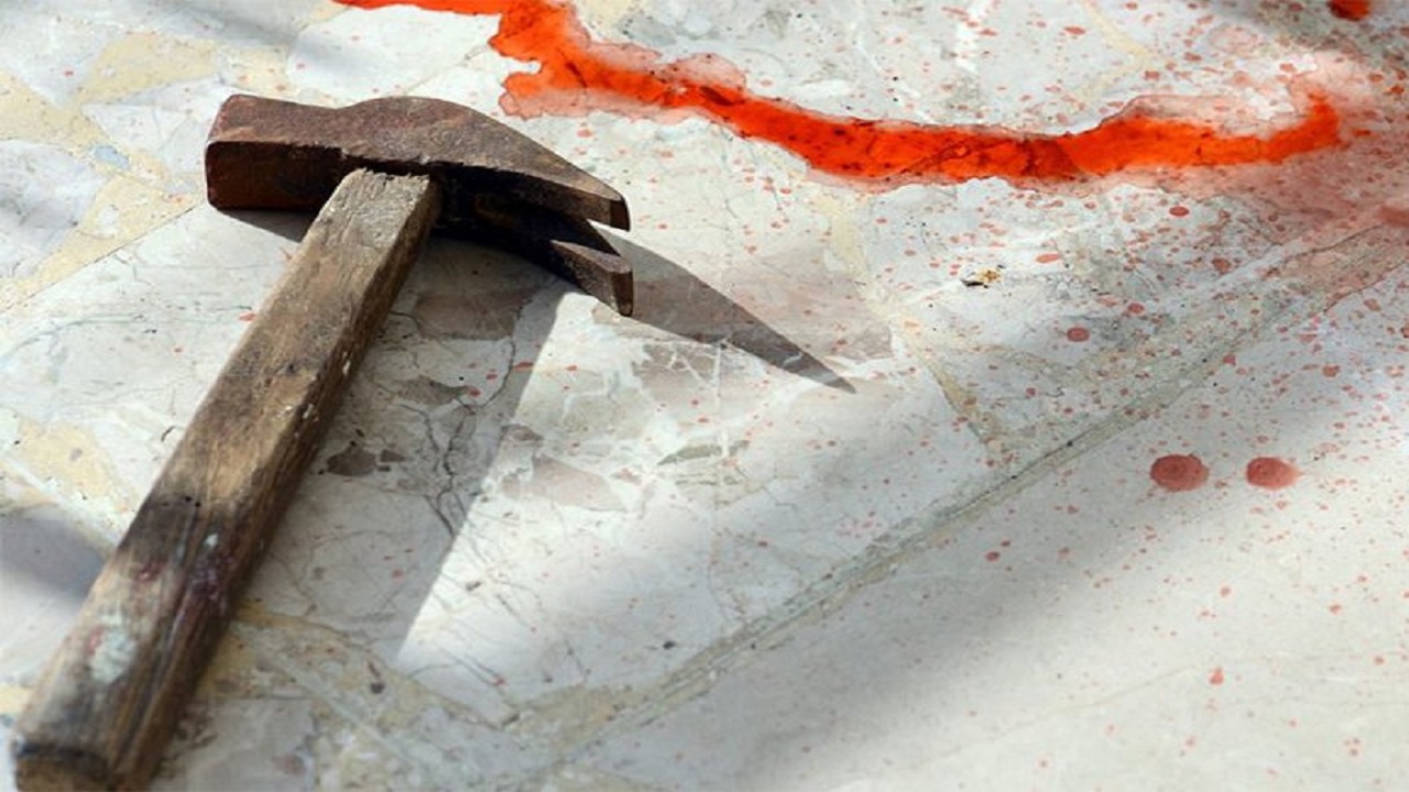 يقتل صديقته بمطرقة ويبحث عنها مع الشرطة!!