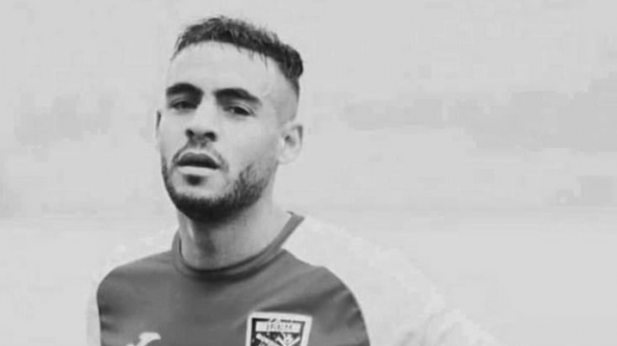 شاهد بالفيديو لحظة وفاة لاعب جزائري على أرضية الميدان