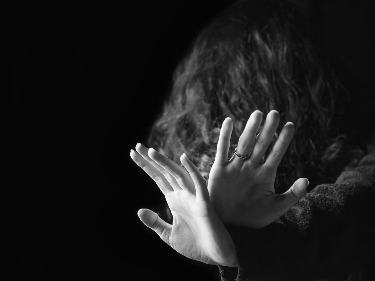 أمني احتجزّ فتاة واغتصبها ثم صورها عارية.. تفاصيل جديدة