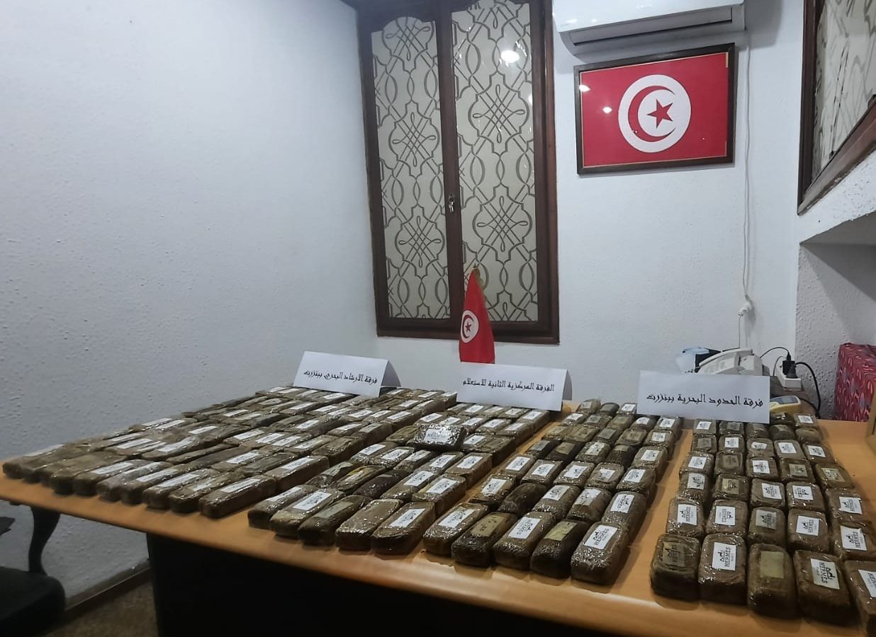 القبض على 3 أشخاص وحجز 176 صفيحة من القنب الهندي