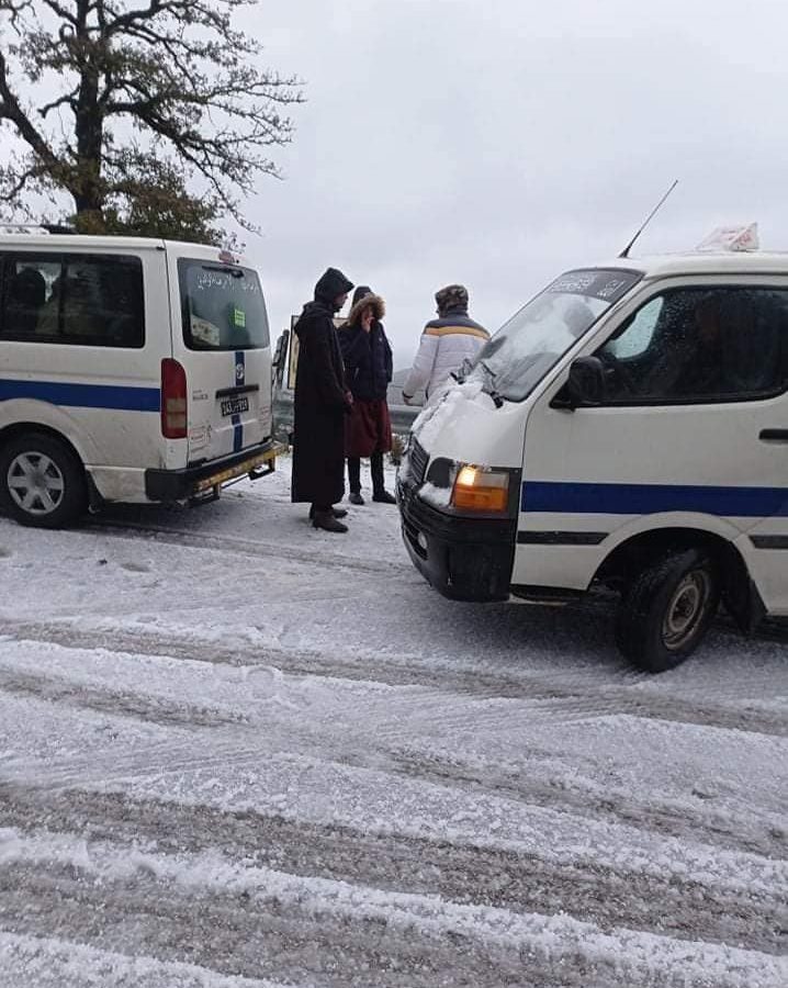 عين دراهم/ سيارات عالقة بسبب تراكم الثلوج (صور)