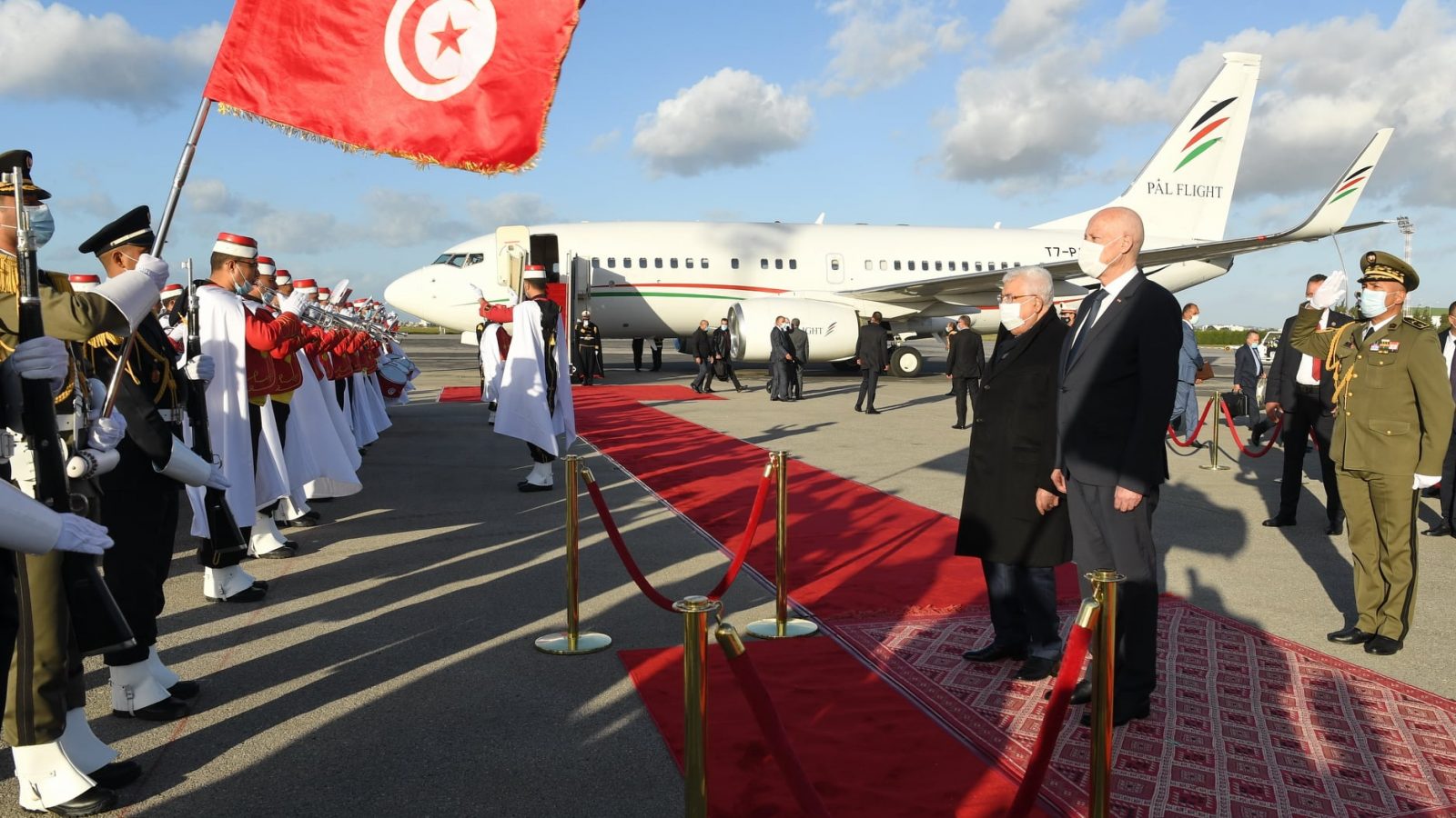 فيديو/ سعيّد يستقبل محمود عباس في مطار قرطاج
