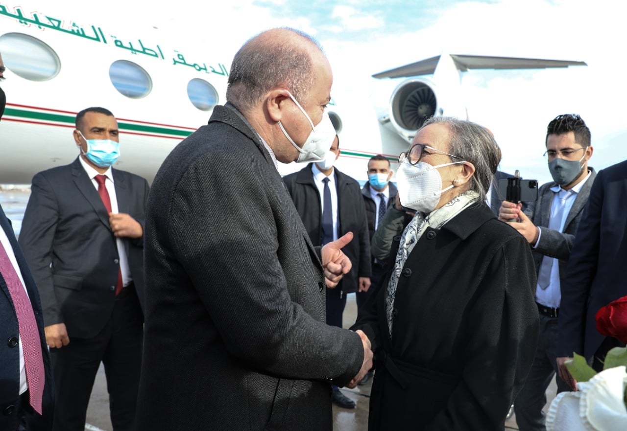 رئيسة الحكومة في استقبال الوزير الأول الجزائري (صور) رئيسة الحكومة في استقبال الوزير الأول الجزائري (صور)