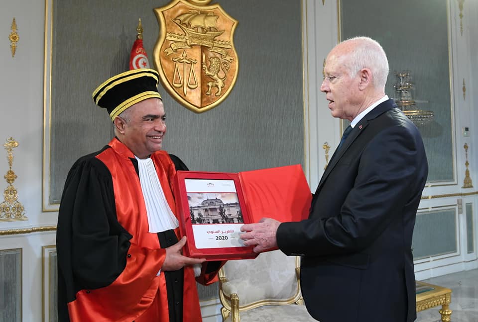 فيديو/ الرئيس الأوّل للمحكمة الإدارية يسلم سعيّد التقرير السنوي لسنة 2020