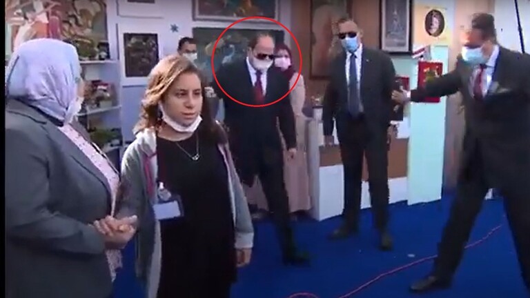 شاهد الفيديو: السيسي والكرسي