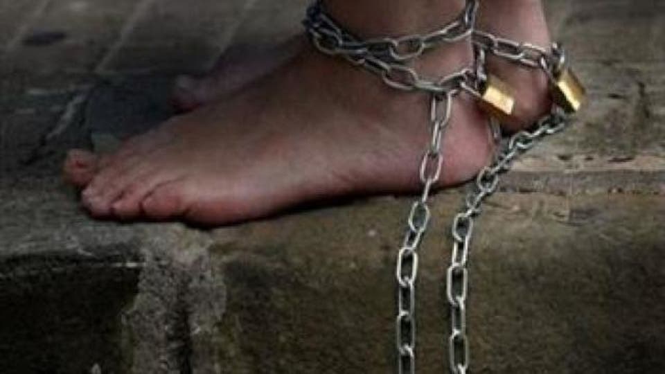 بلا رحمة/ قيّد ابنه بالسلاسل لمنعه من الذهاب لوالدته