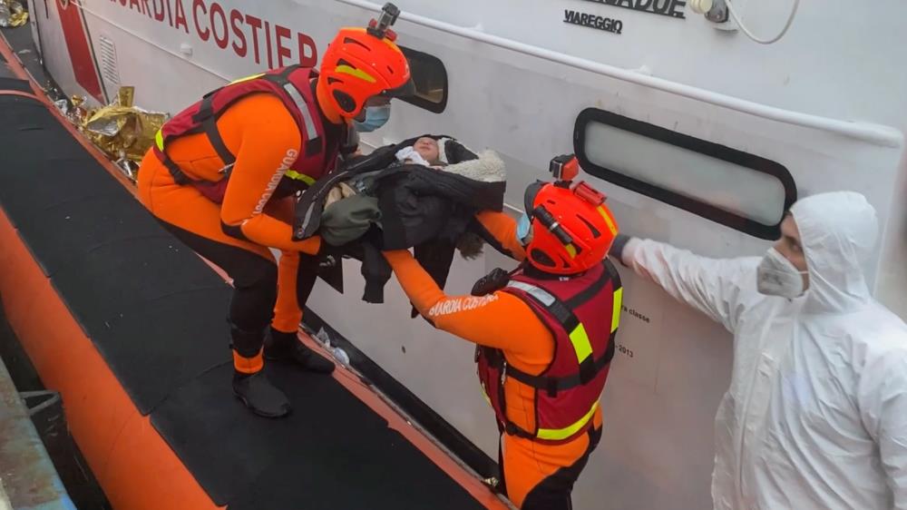 من دون والديه/ رضيع يصل إيطاليا في مركب “حراقة”