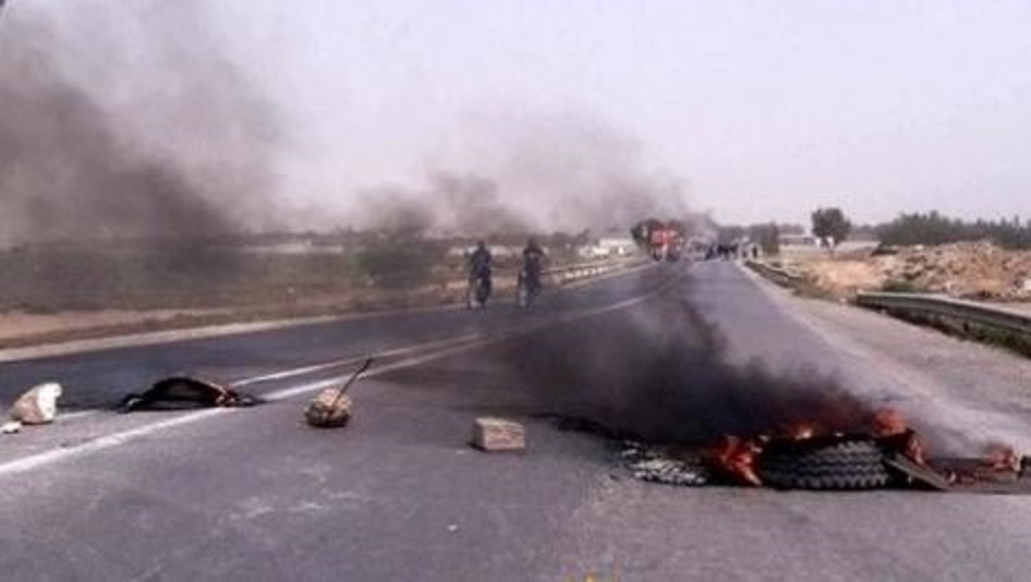 صفاقس/ أهالي منزل شاكر يواصلون غلق طريق مصب الفضلات الجديد (فيديو)