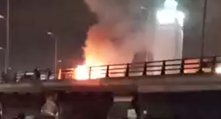 فيديو/ اشتعال سيارة فوق قنطرة برج الوزير بأريانة