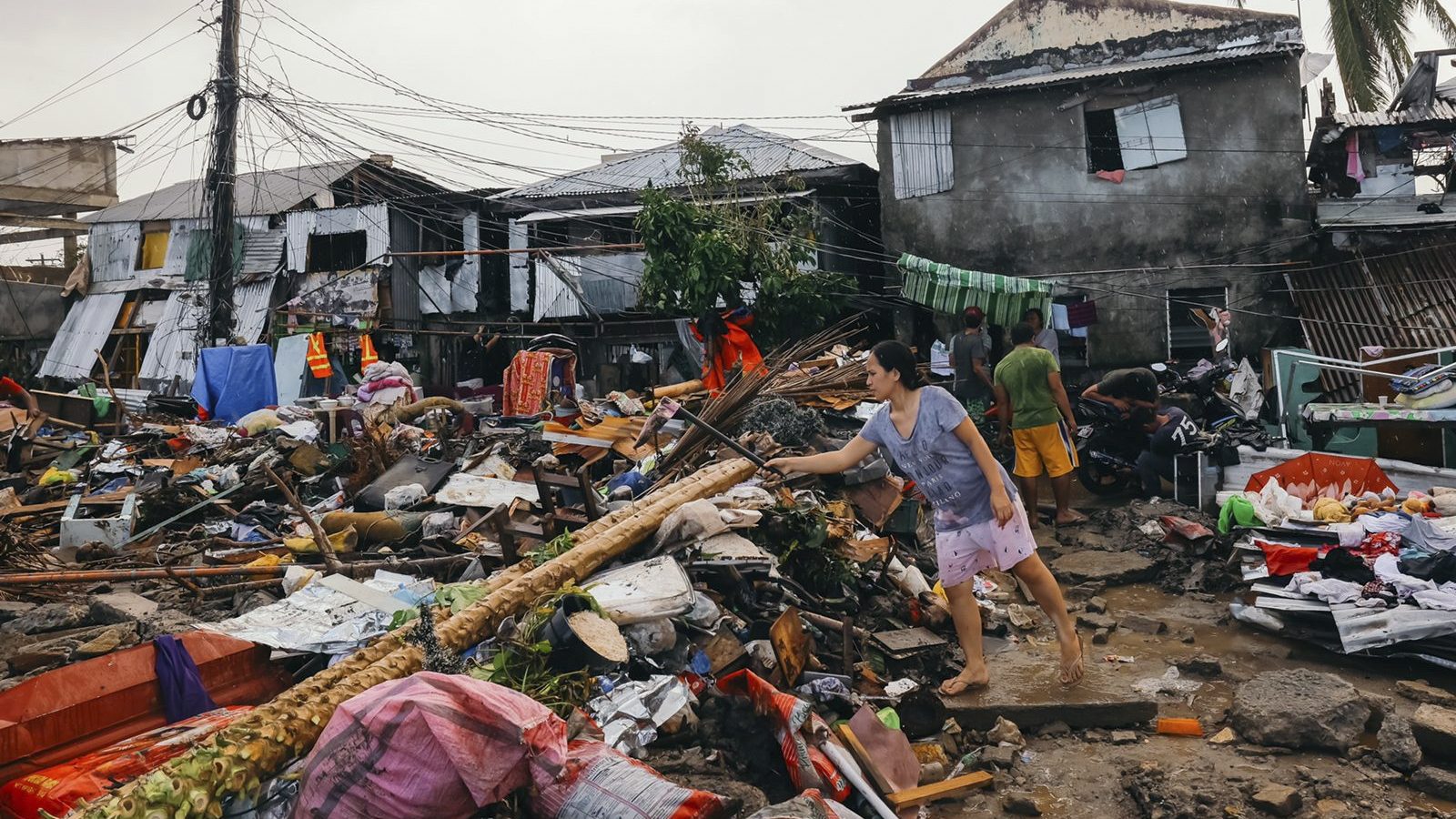 شاهد الفيديو/ إعصار مدمّر يضرب هذا البلد وحصيلة قتلى غير مسبوقة