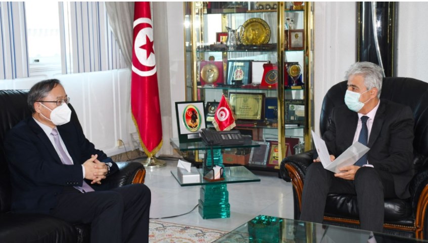 وزير الدفاع يبحث مع سفير الصين دعم التعاون العسكري بين البلدين