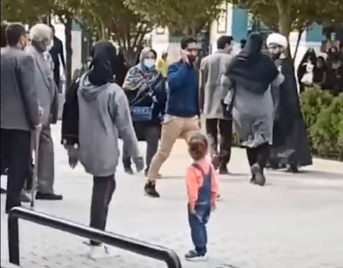 شاهد الفيديو/ ضربت رجل دين وداست عمامته