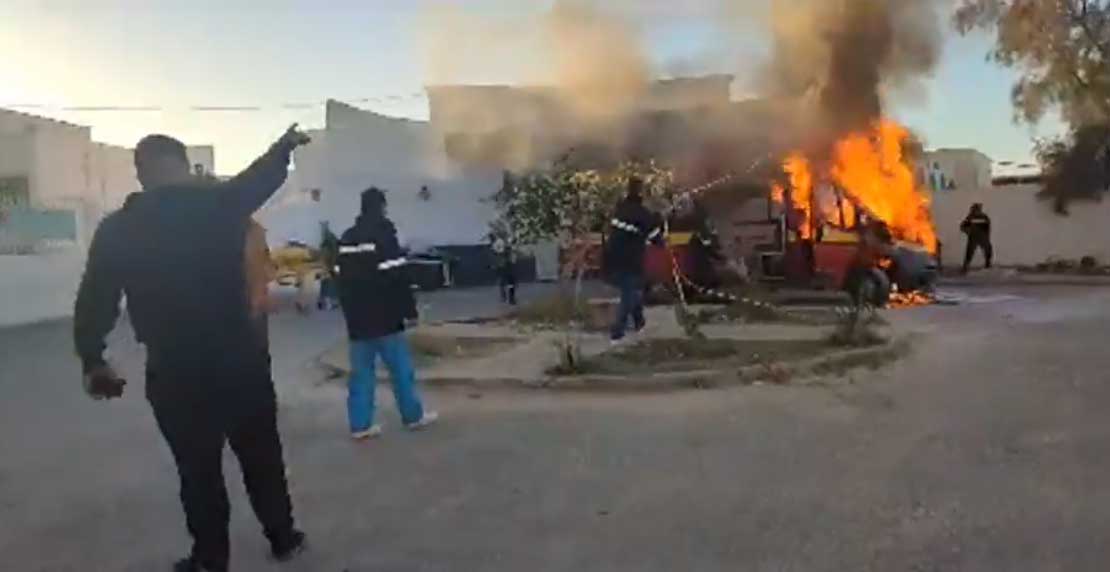 إثناء تواجدها بالمستشفى/ احتراق سيارة الحماية المدنية بقبلي (فيديو) إثناء تواجدها بالمستشفى/ احتراق سيارة الحماية المدنية بقبلي (فيديو)